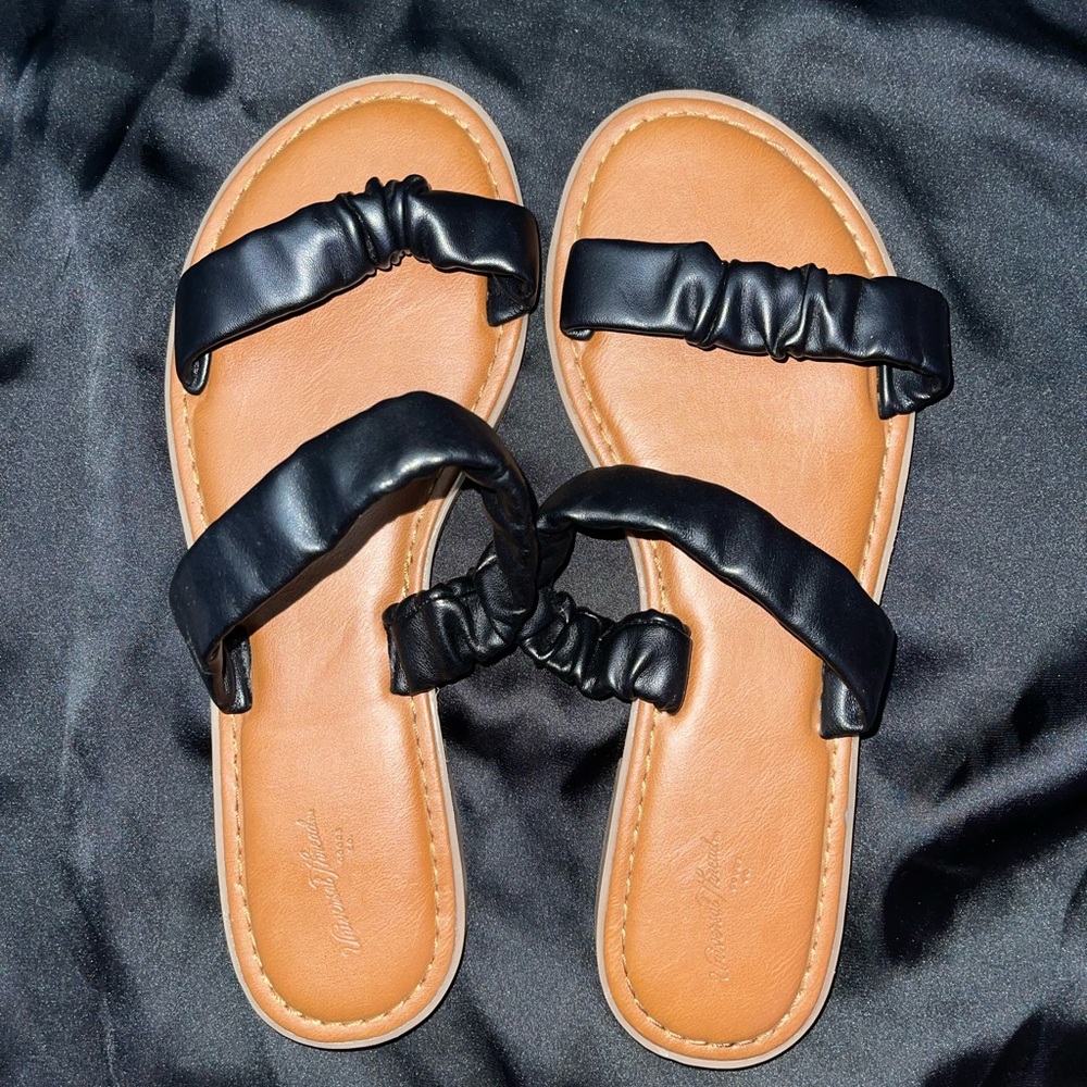 Universal Thread Black and Tan Sandals
